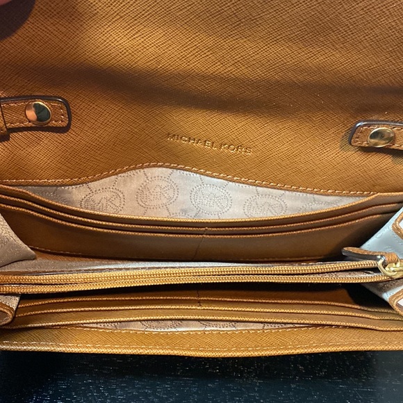 Michael Kors crossbody wallet and organizer - Picture 6 of 10